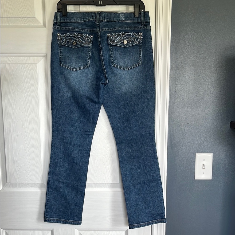 White House Black Market Noir Women’s Capri Jeans Distressed Size 6